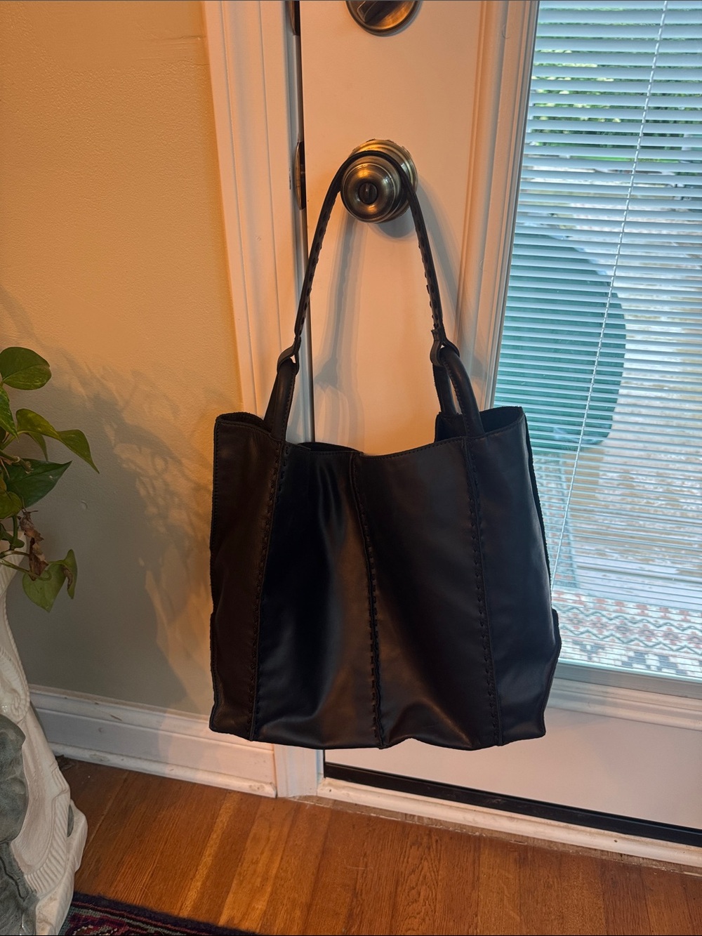 The Sak Large Feliz Tote black leather bag - Picture 2 of 10